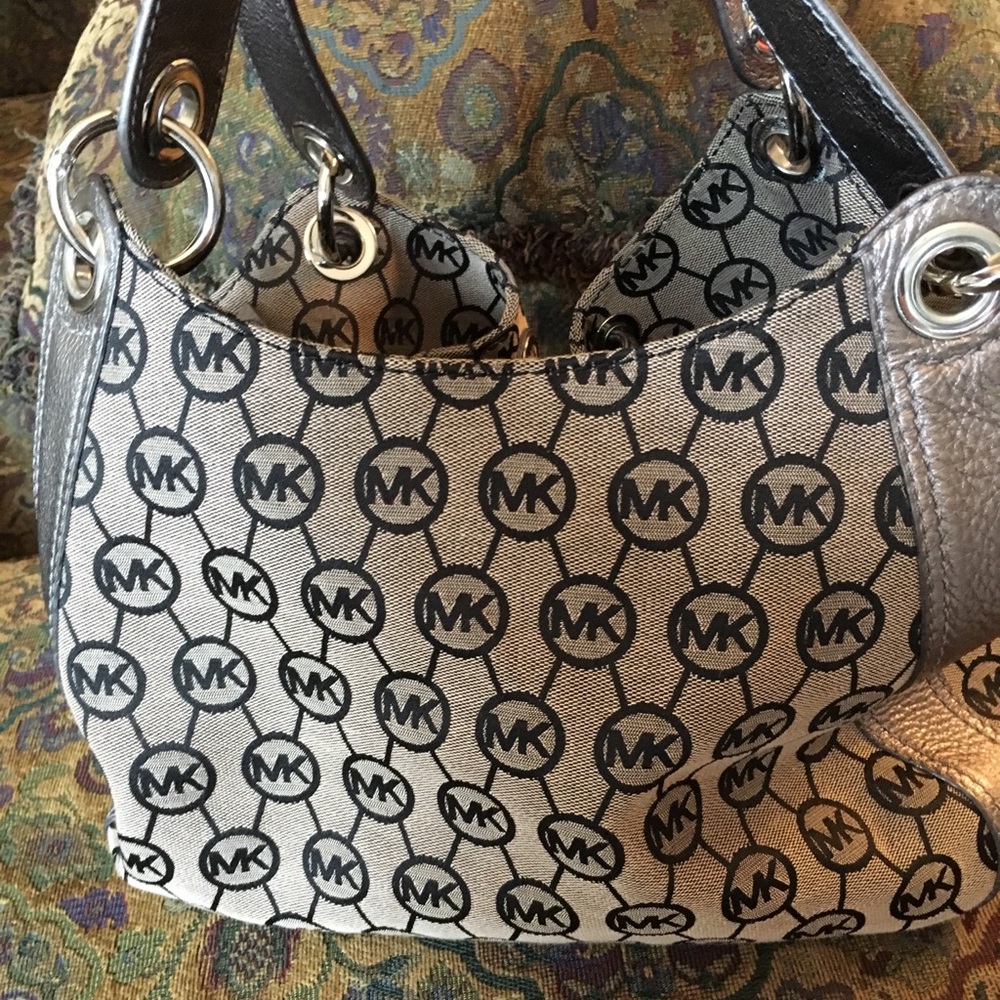 Rare MK grey/silver purse ππ - Picture 3 of 8